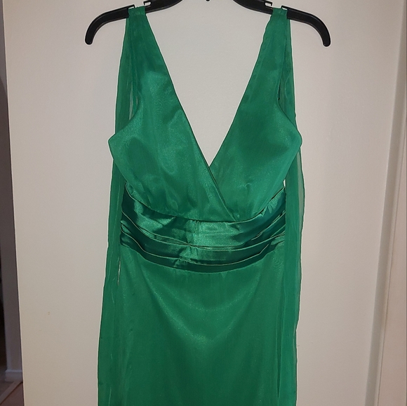 NWT Le Chateau Green Chiffon Dress - Picture 2 of 13